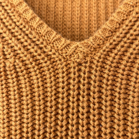 J Crew Mustard/Marigold Ribbed Knit V-Neck Sweater w Hi Lo Hems - Picture 4 of 10